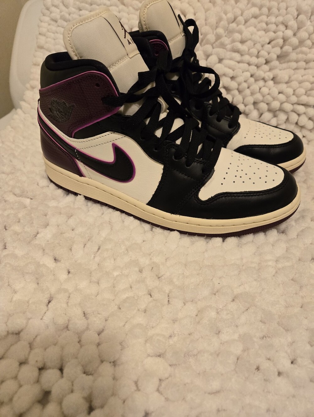 Wmns Air Jordan 1 Mid SE 'Bordeaux Size 9 - Picture 3 of 12